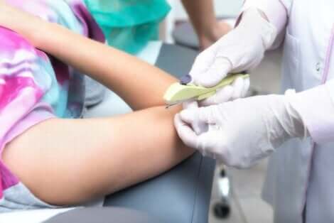 Deri altı implantı yerlşetirilen kadın