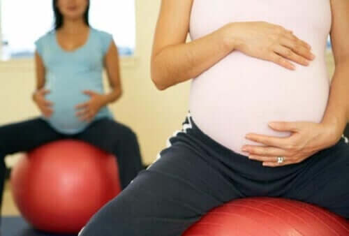 Fiziksel egzersiz yapan hamile kadınlar.