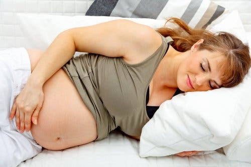 hamile uzanan kadın