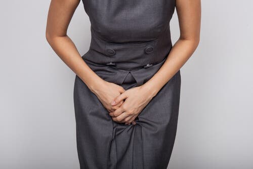 İdrara çıkarken acı yaşayan bir kadın.