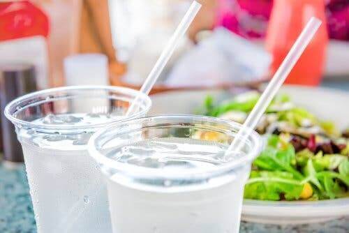 iki içecek plastik metal pipetler