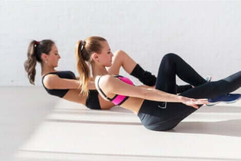 Karın egzersizi yapan iki kadın
