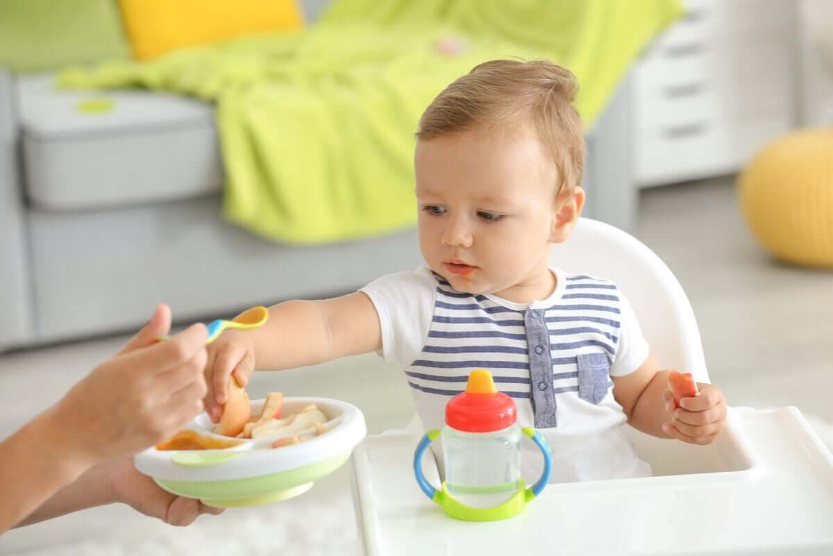 kaşıkla yenen bebek yemeği