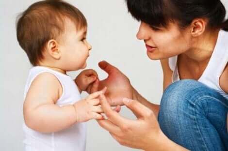 iki dil bilen çocuklar: konuşmayı öğrenen bebek