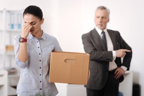 İşinden kovulmakta olan bir kadın.