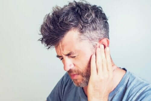 Kulak ağrısı yaşayan bir adam.