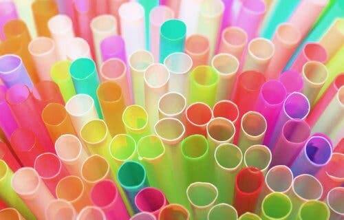 renkli plastik pipet üstten görünüm
