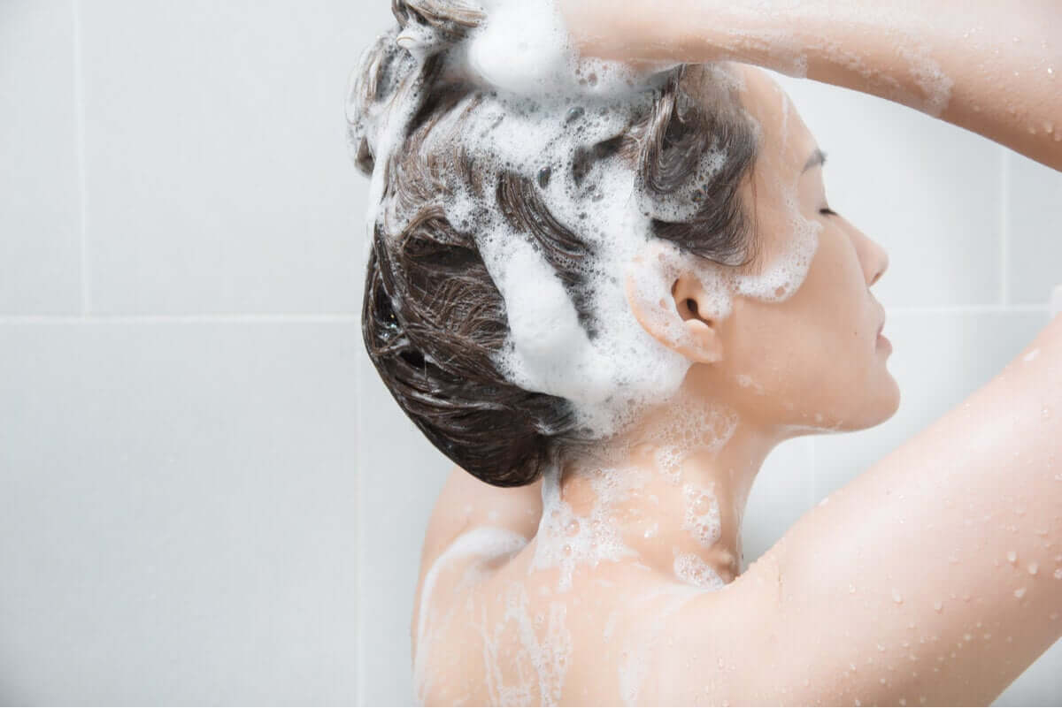 saçlarını yıkayan bir kadın