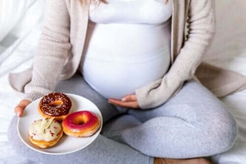 Hamileliği sırasında sağlıksız beslenen bir kadın.
