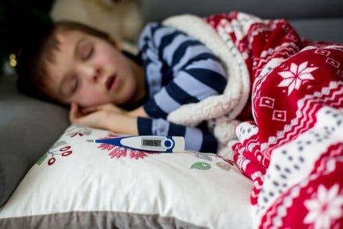 Larenjit olmuş uyuyan çocuk ve yanında ateş ölçer