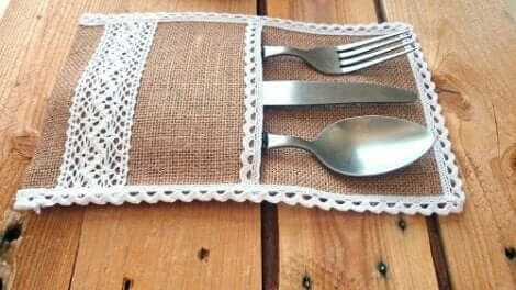 Çuval bezinden yapılmış çatal bıçak tutucu