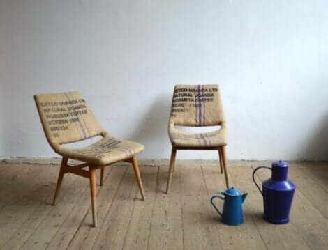 Çuval bezi ile kaplanmış iki sandalye