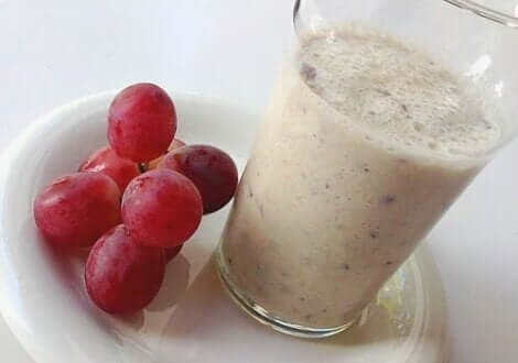 Cildinizi gençleştirmek için üzümlü smoothie