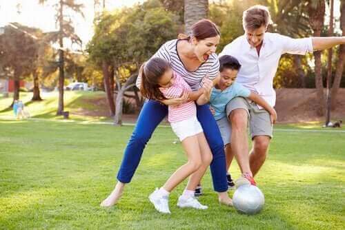 Futbol oynayan bir aile.