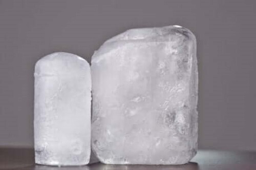 Farklı boyutlardaki iki şap taşı.