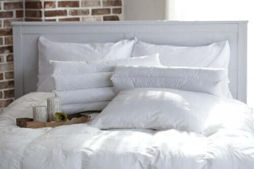 beyaz çarşaflı yatak