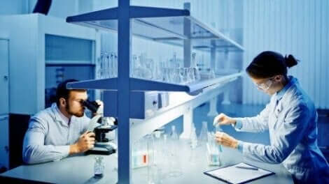 iki bilim insanı laboratuvarda deney yapıyor