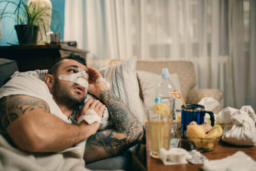 Burun ameliyatı olmuş bir adam.