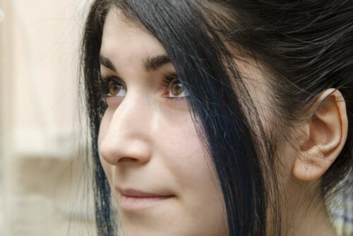 Büyük bir buruna sahip olan bir kadın.