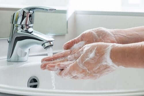 Ellerini yıkayan bir kişi.