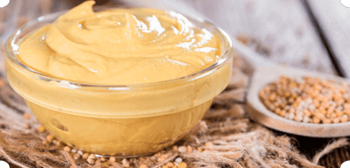 Bir cam kaseye koyulmuş ev yapımı hardal.