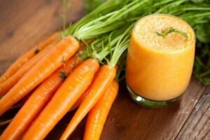 Ev Yapımı Havuçlu Smoothie ve Faydaları