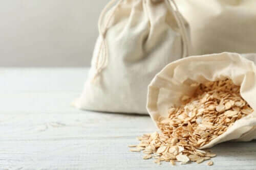 İki bez çantası yulaf ile dolu