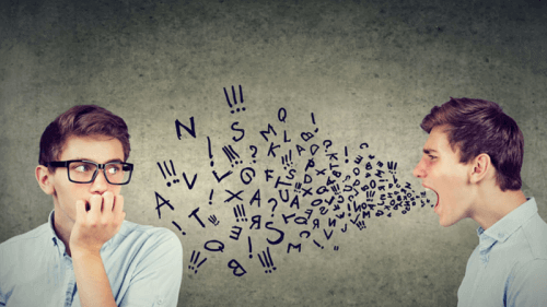 İletişim kurmakta problemler yaşayan bir adam.