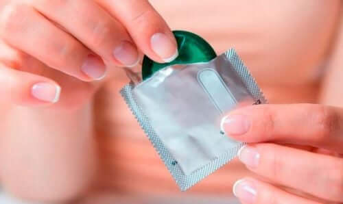 pakedinden prezervatif çıkaran kadın
