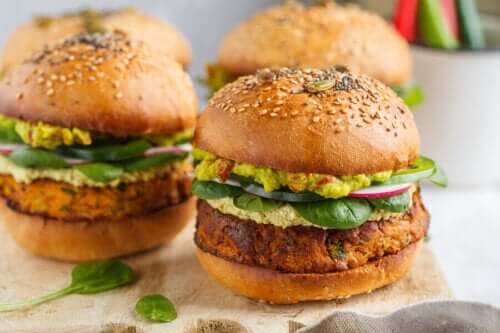 Lezzetli Sebze Burgerler Yapmanın 2 Yolu