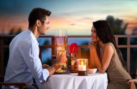 Cinsel dürtüyü uyandırmak için romantik yemeğe çıkan çift