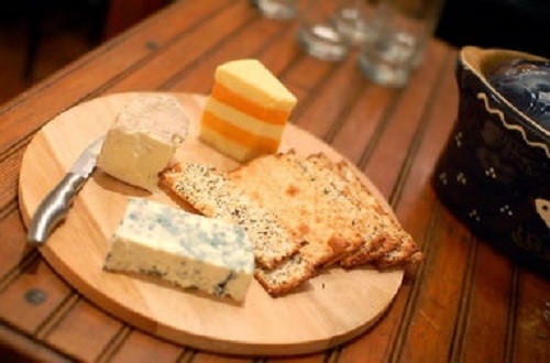 Bir tabakta ayarlanmış farklı peynir türleri.