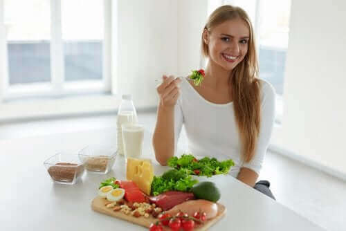 sağlıklı yiyecekler yiyen kadın kanseri önlemeye yardımcı
