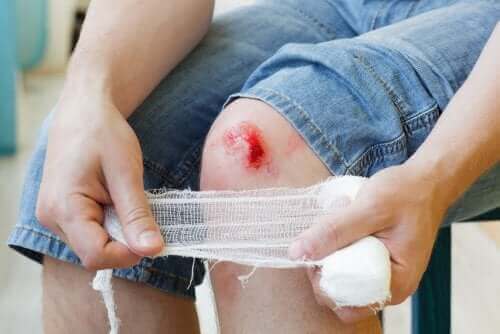 Sargı beziyle yarasını kapatan bir kişi.