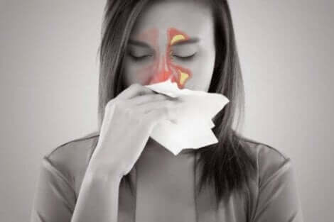 bir kadın burnunu siliyor