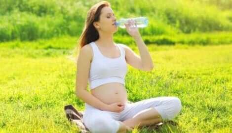 hamile bir kadın su içiyor