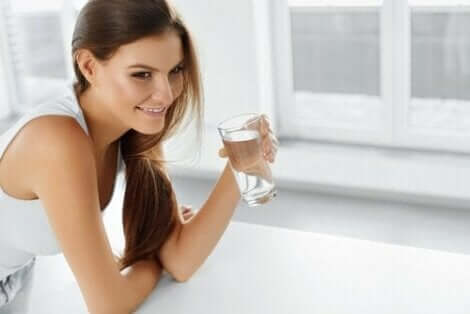 Kısıtlayıcı diyet yerine su içmek gibi alışkanlıklarını gözden geçiren kadın