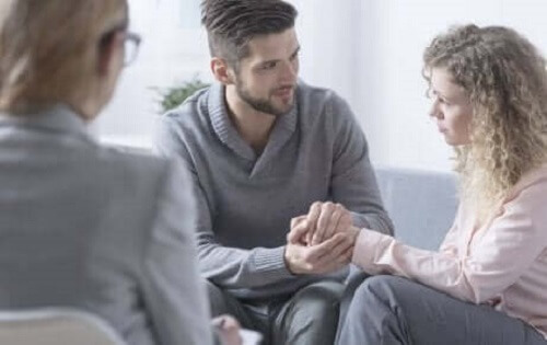 Bir terapi seansındaki bir çift.