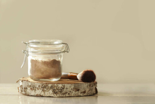 Bir kavanoza koyulmuş toz bir kuru şampuan karışımı.