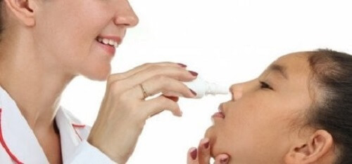 Tuz solüsyonu ile sinüsleri temizlenen bir kişi.