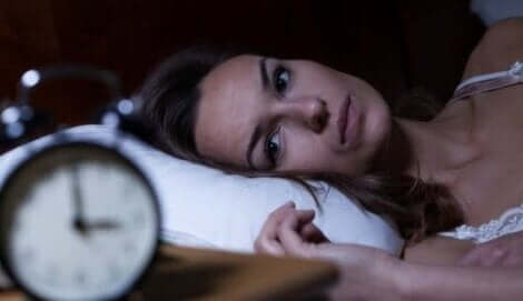 uykuya dalamayan bir kadın saate bakıyor