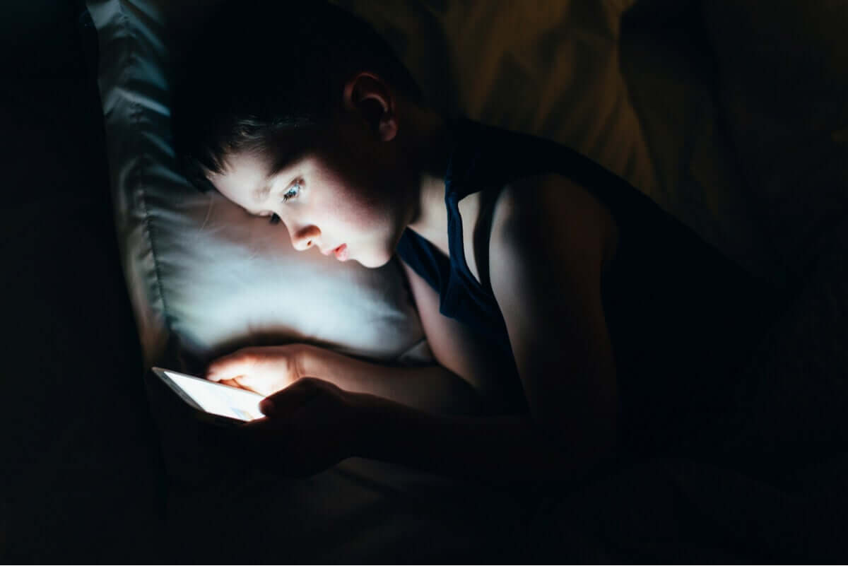 uyumadan önce tablete bakan çocuk