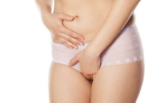 Vajinal kaşıntısı olan bir kadın.