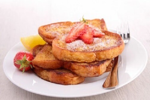 Bir tabak vegan Fransız usulü tost.
