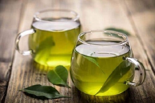 İki kupa yeşil çay.