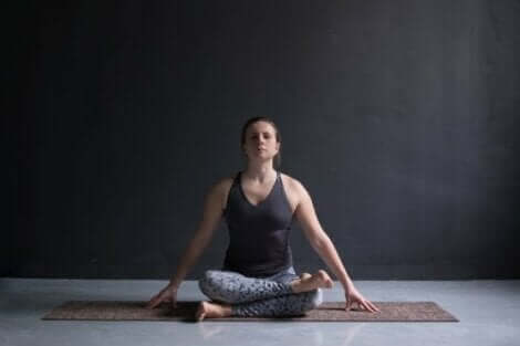 Yoga yapan kadın