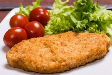 Salata malzemesi ile servis edilmiş şnitzel
