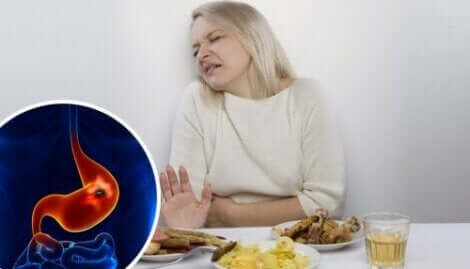 Ülser sebebiyle karın ağrısı yaşayan kadın