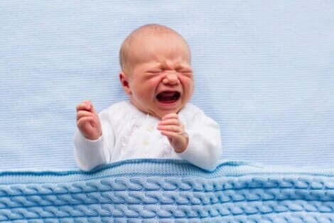 Şiddetli ağlayan bebek