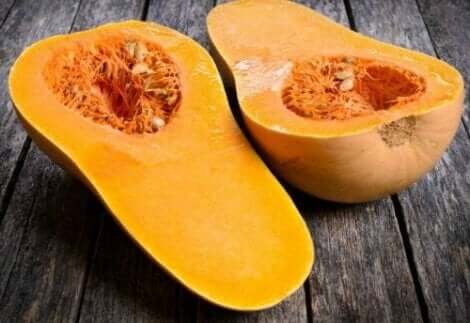 İkiye bölünmüş bal kabağı